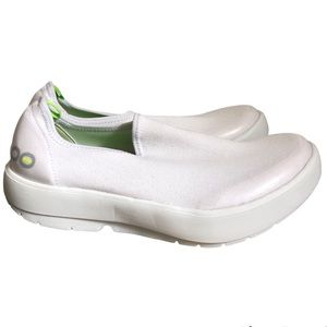 OOFOS OOMG EEZEE LOW SHOE - WHITE size 8